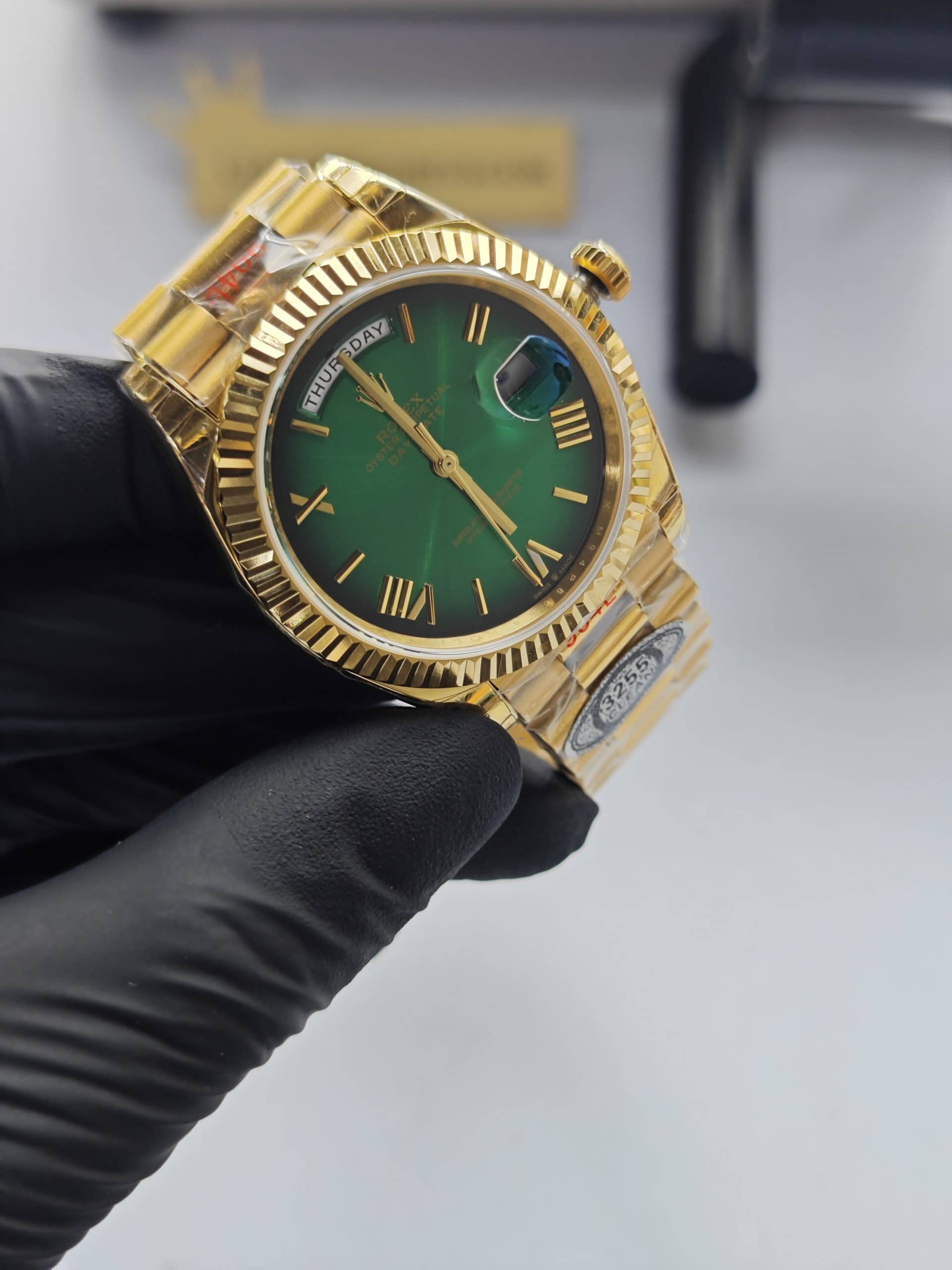 Clean Factory Rolex Day Date 40mm 228238 President green Ombre Dial Yellow Gold Fluted Bezel