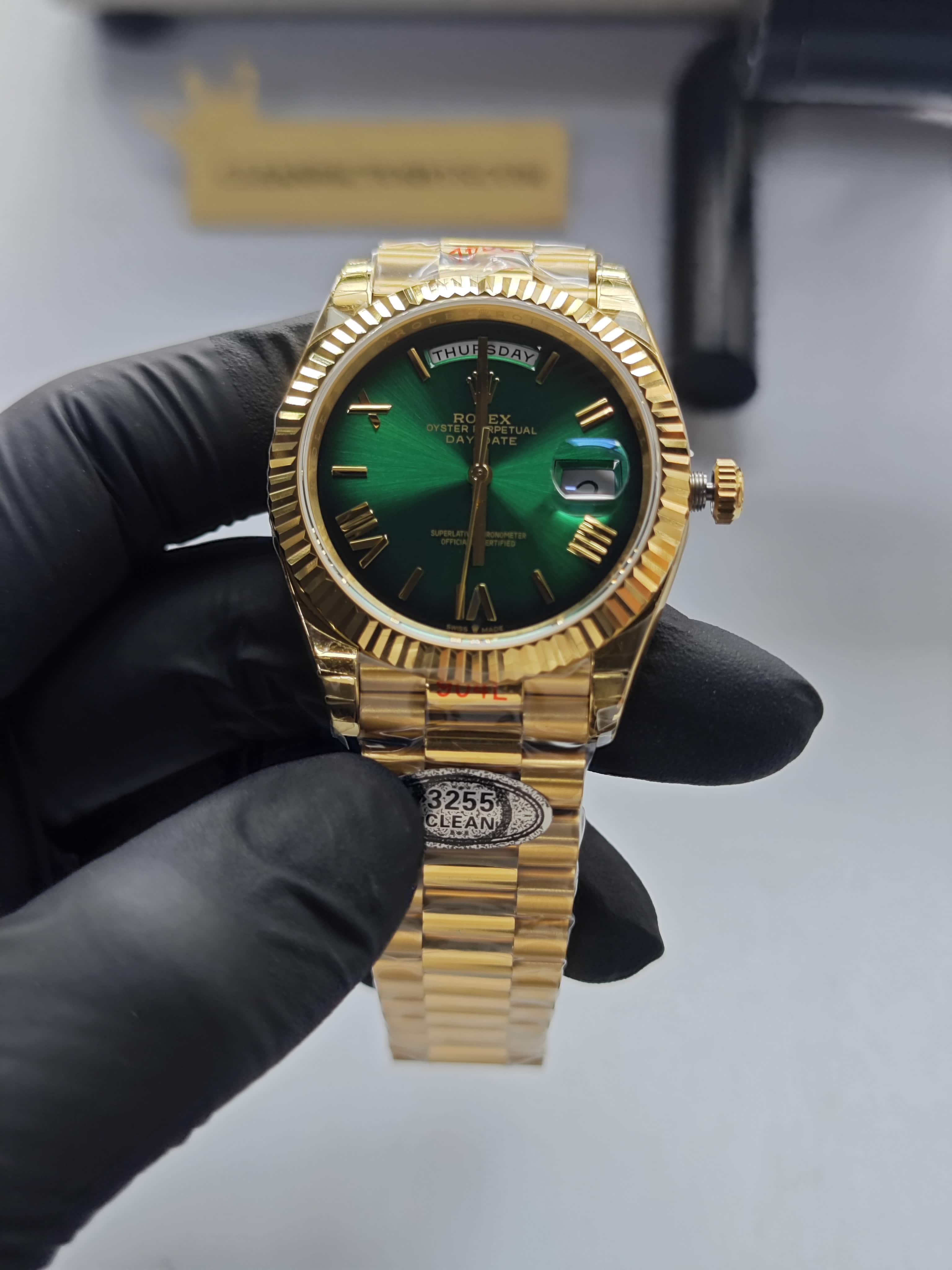 Clean Factory Rolex Day Date 40mm 228238 President green Ombre Dial Yellow Gold Fluted Bezel