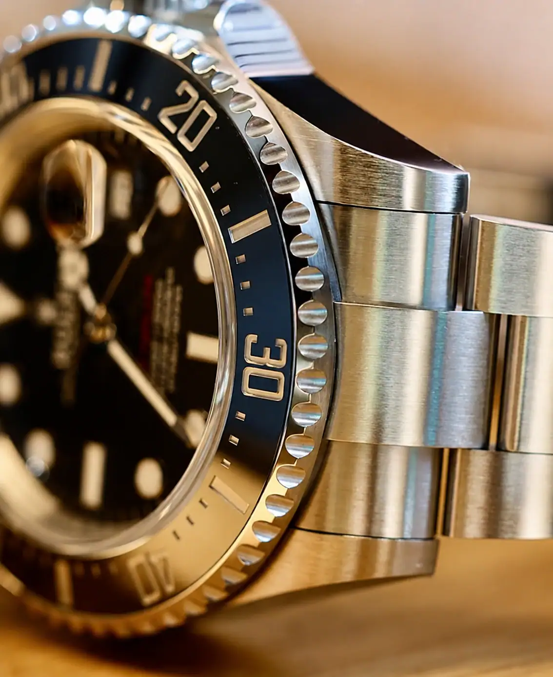 Clean Factory 904L stainless steel case profile showing satin brushing and mirror polished bevels